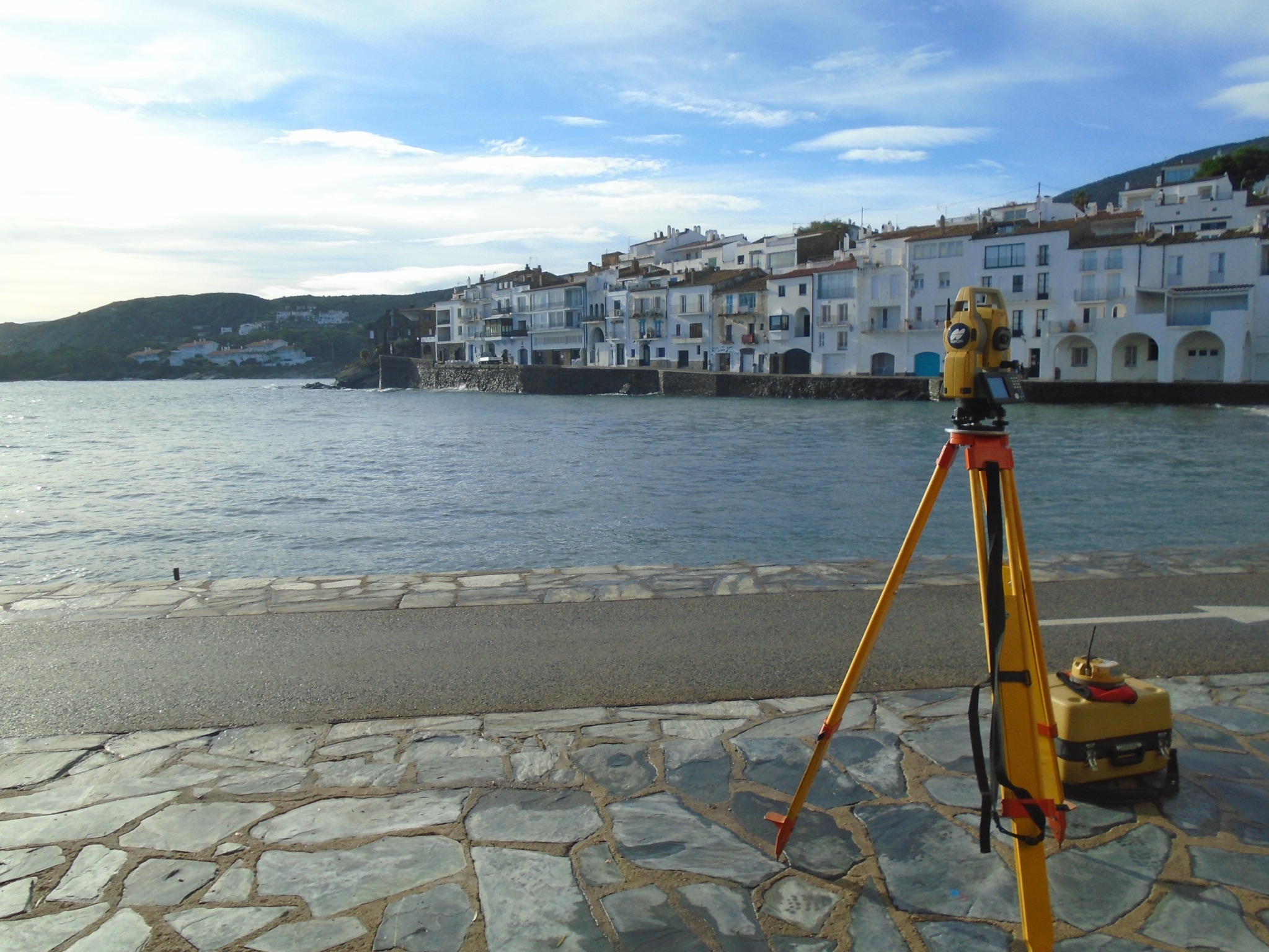 Estació total en aixecament urbà a Cadaqués